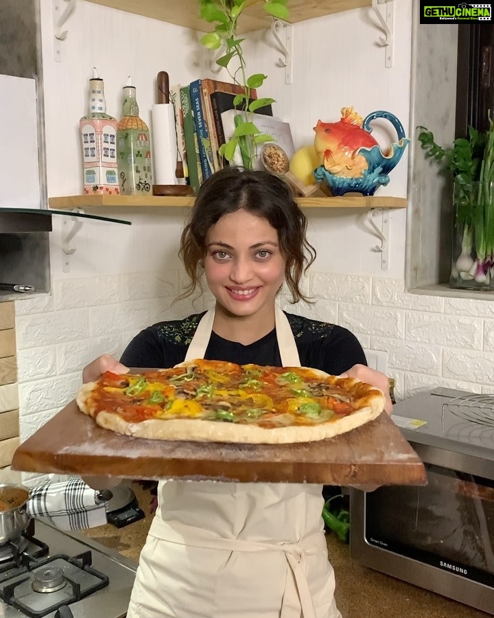Sneha Ullal Instagram - Who wants 🍕? I am over eating last 10 days.So if you start seeing some weight on me,pls accept gracefully 🤤😂🍕#snehaullal #vegan