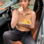 Sneha Ullal Instagram - Snacking on some crispy onion pakodas after packup.Thank you for leaving me some 😂 @makeupbybeljane @hairmakeupjosephinec #snehaullal #vegan