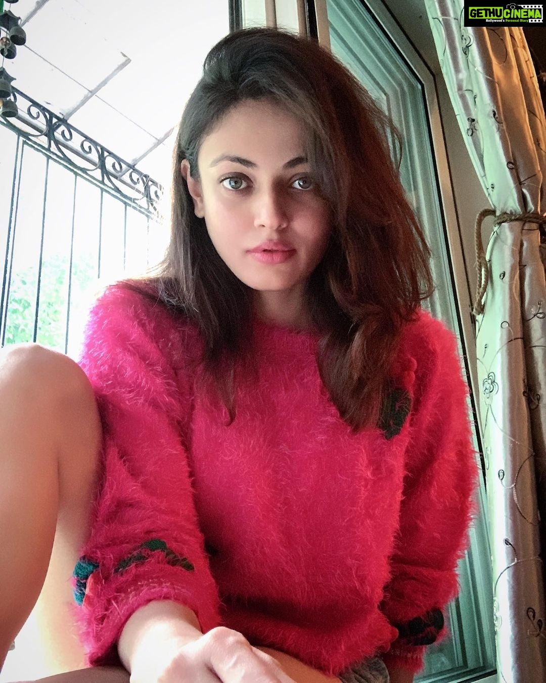 Sneha Ullal Instagram - Before Covid-My december’s would be filled with movies,popcorn,cozy oversized hoodies ,travel & lots more.It is my favorite month of the year.But 2020,im missing all that coziness & warmth.Hmmmm,until next year.😊🥰.Thats the beauty of life i guess.