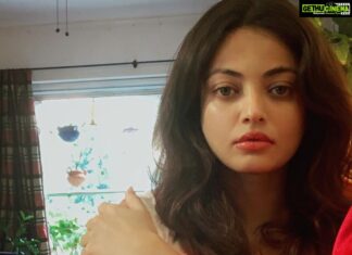 Sneha Ullal Instagram - I dont know why, i dont like to smile.Even when i want to smile, i dont, atleast not a wide smile.Why? Ill tell you why,coz i think i look too cute when i smile and i want to look more sexy less cute.What to do? Smile or not ? You tell me 😂😂😂😂😂😂
