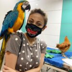 Sneha Ullal Instagram - Vet visit.Got the Hen checked by @drrinadevexoticvet .Shes healthy & infection-free.Meanwhile made friends with a Macaw 🦜.#vegan #snehaullal #crueltyfreelife