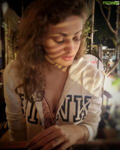 Sneha Ullal Instagram - I love hot hot hot showers and you? Hot or cold?