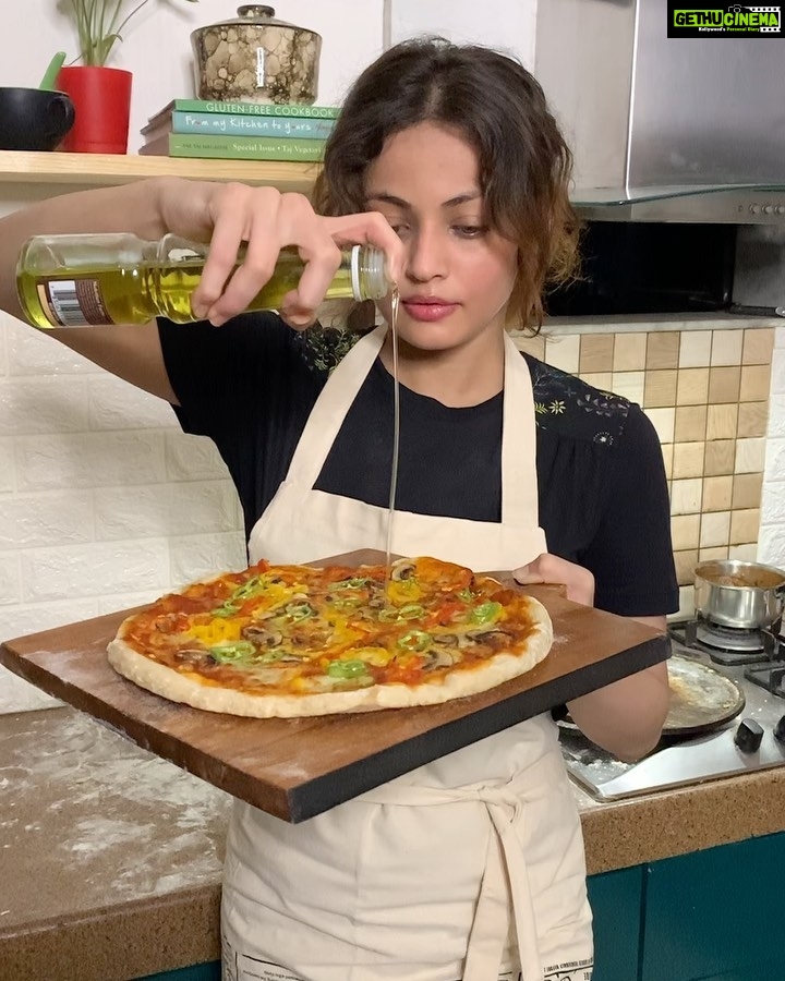 Sneha Ullal Instagram - A lil truffle oil to make me happy @frankgueizelar