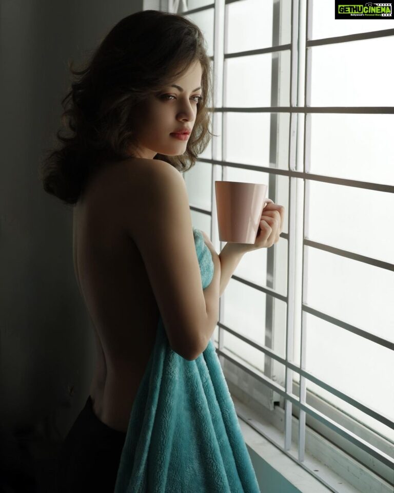 Sneha Ullal Instagram - Tea or coffee? What do i prefer?