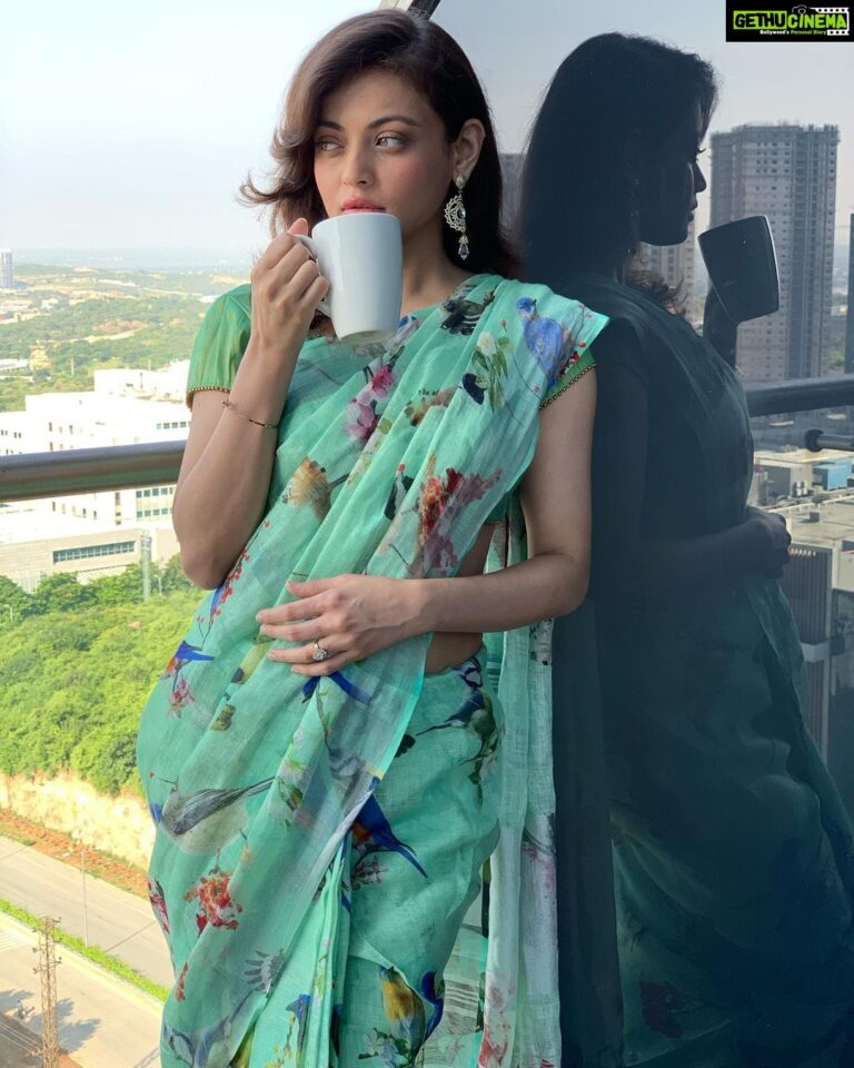 Sneha Ullal Instagram - 💚Free Birds.I love this saree.Its beautiful and its perfect for me.Shop the new collection at @beatitude_stories 💚 Thank you so much, i really love it.Go green. Make up by @zainab_sayyed Hair styled by @ip_o_d @podhairdressingacademy