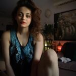 Sneha Ullal Instagram - Don’t miss the napping queen in the background.Can you guess her name?Ok I’ll give you the options A- Pepsi B- Bonet C- Cola D- Picket