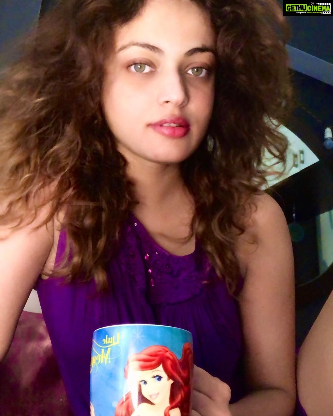 Sneha Ullal Instagram - I know it’s getting tough for many of you.I know you want this over with.Hang in there. Be strong..We are at war and and we are safe for now.Hang in there my dear.You are not alone in this.Read it again.You are not alone. #stayhome #covid19 #snehaullal #keepitreal Note-My original shampoo is not available and the ones that are available aren’t suiting me.Hence ,the messy hair.😛 Home Sweet Home