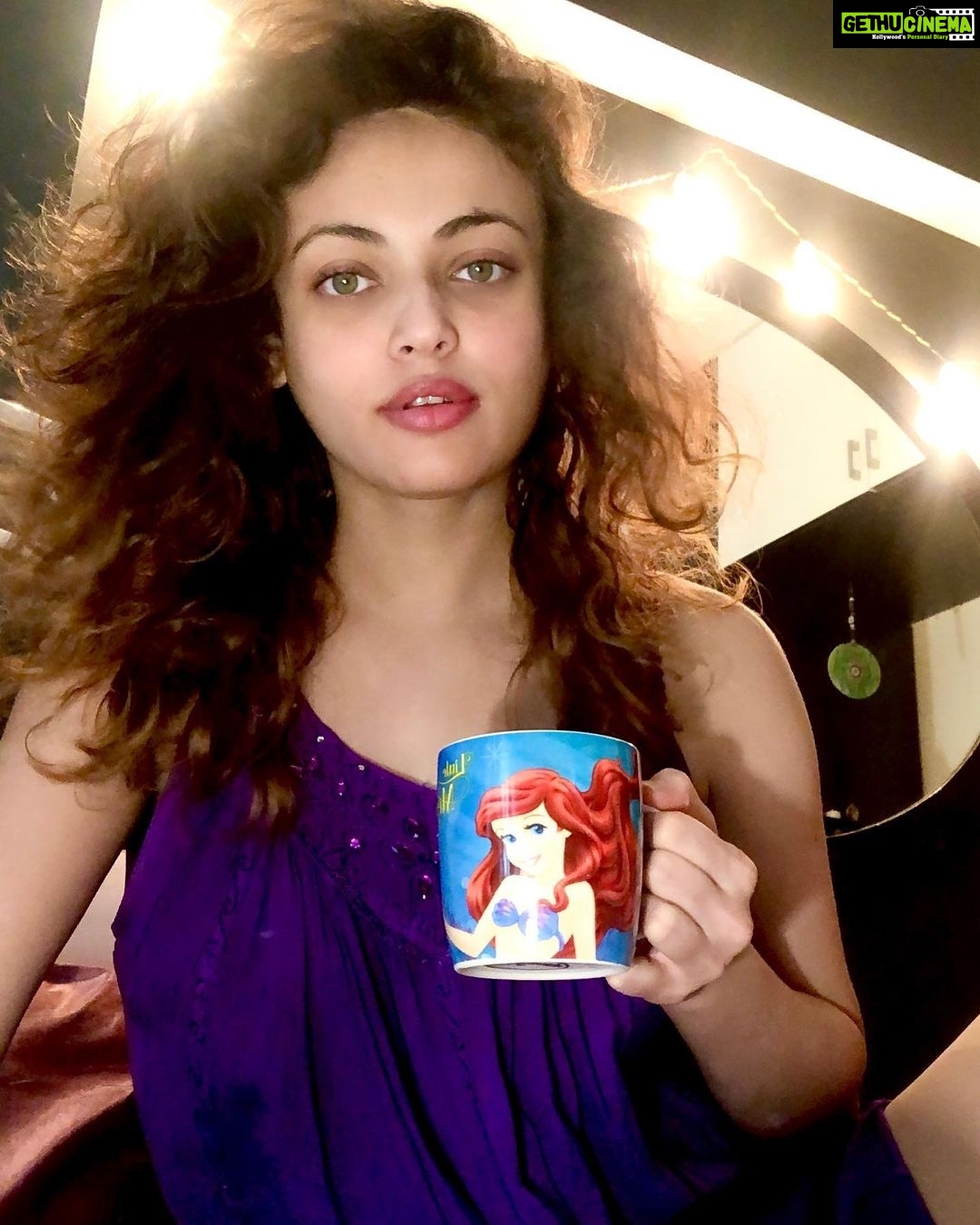 Sneha Ullal Instagram - I know it’s getting tough for many of you.I know you want this over with.Hang in there. Be strong..We are at war and and we are safe for now.Hang in there my dear.You are not alone in this.Read it again.You are not alone. #stayhome #covid19 #snehaullal #keepitreal Note-My original shampoo is not available and the ones that are available aren’t suiting me.Hence ,the messy hair.😛 Home Sweet Home