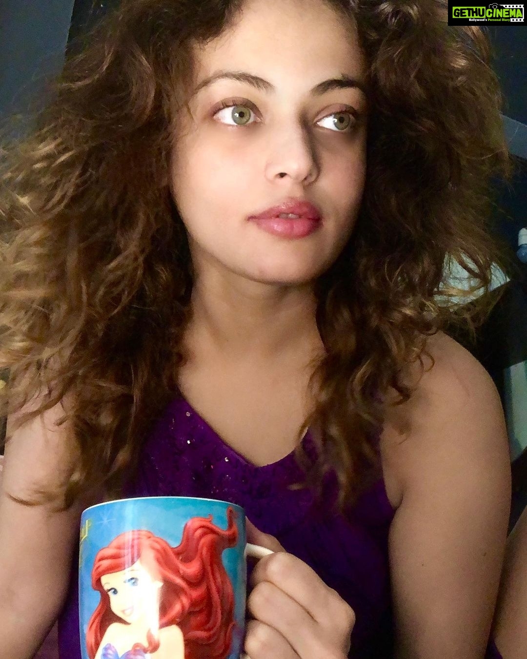 Sneha Ullal Instagram - I know it’s getting tough for many of you.I know you want this over with.Hang in there. Be strong..We are at war and and we are safe for now.Hang in there my dear.You are not alone in this.Read it again.You are not alone. #stayhome #covid19 #snehaullal #keepitreal Note-My original shampoo is not available and the ones that are available aren’t suiting me.Hence ,the messy hair.😛 Home Sweet Home