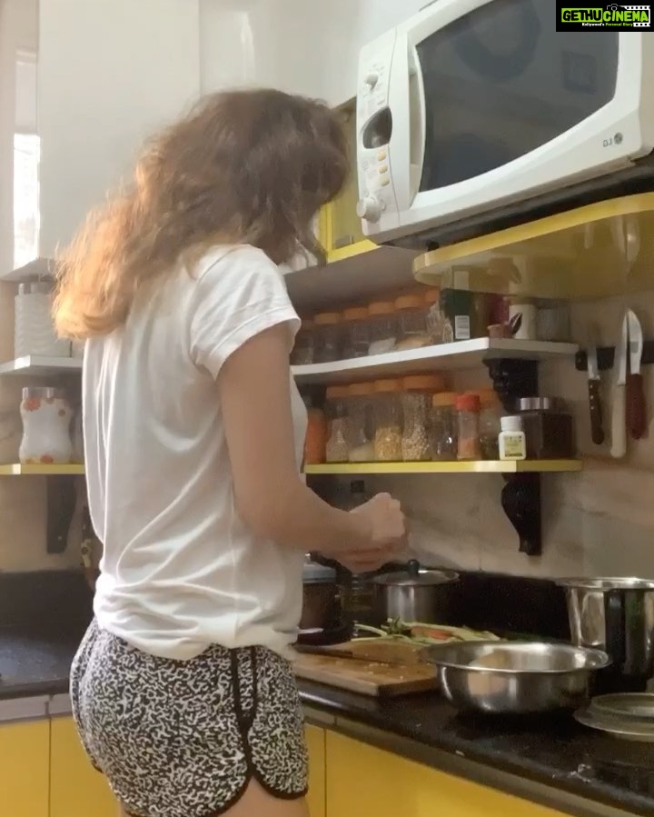 Sneha Ullal Instagram - Locked down but I can still cook some comfort.Home made burgers 🍔 #snehaullal #covid #vegan #lockdown I had no lettuce and mushrooms but I made it work.🙃