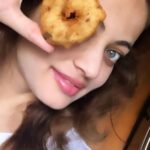 Sneha Ullal Instagram - Blur pic but excited to share.For the first time ever I made “Medu Wada” at home.It wasn’t perfect but I’m 70% there.Read so many Do’s & Dont’s before I started my prep.So excited.When I’m in South India for my shoots,I eat these with spicy tomato chutney which they serve everywhere in Hyderabad.YummmmmmmY . . #snehaullal #vegan #stayhome #keepitreal
