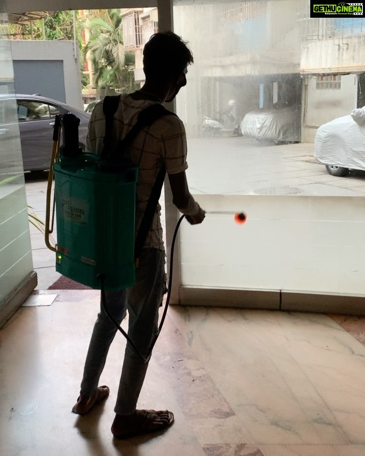 Sneha Ullal Instagram - Thank for taking care of us and sanitising my society.🧡 @adityathackeray @rahulnarainkanal @yuvashivsena