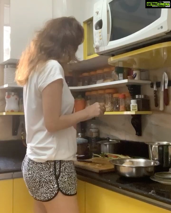 Sneha Ullal Instagram - Locked down but I can still cook some comfort.Home made burgers 🍔 #snehaullal #covid #vegan #lockdown I had no lettuce and mushrooms but I made it work.🙃