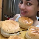 Sneha Ullal Instagram – Locked down but I can still cook some  comfort.Home made burgers 🍔
#snehaullal #covid #vegan #lockdown 
I had no lettuce and mushrooms but I made it work.🙃