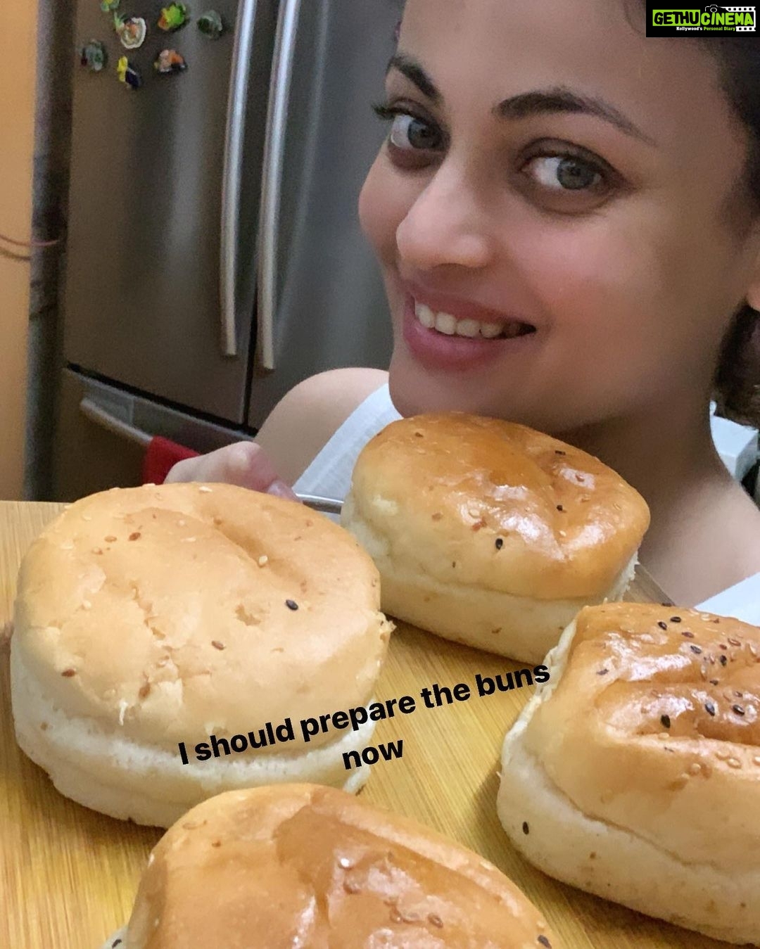 Sneha Ullal Instagram - Locked down but I can still cook some comfort.Home made burgers 🍔 #snehaullal #covid #vegan #lockdown I had no lettuce and mushrooms but I made it work.🙃
