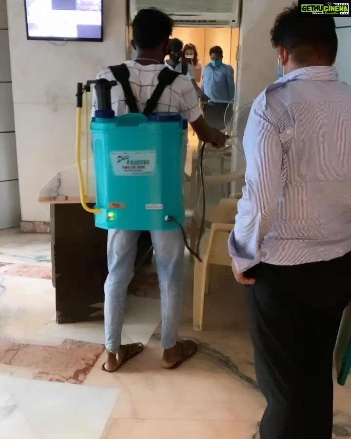 Sneha Ullal Instagram - Thank for taking care of us and sanitising my society.🧡 @adityathackeray @rahulnarainkanal @yuvashivsena