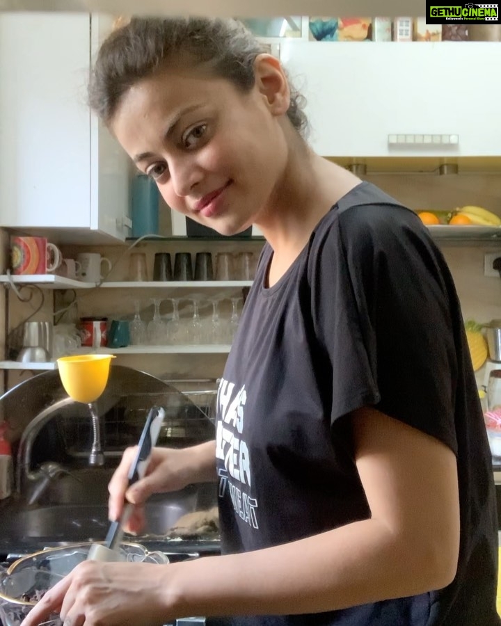 Sneha Ullal Instagram - Being useful.Cooking sugar free chocolates for papa. #snehaullal #keepitreal #covid_19 #quarantine