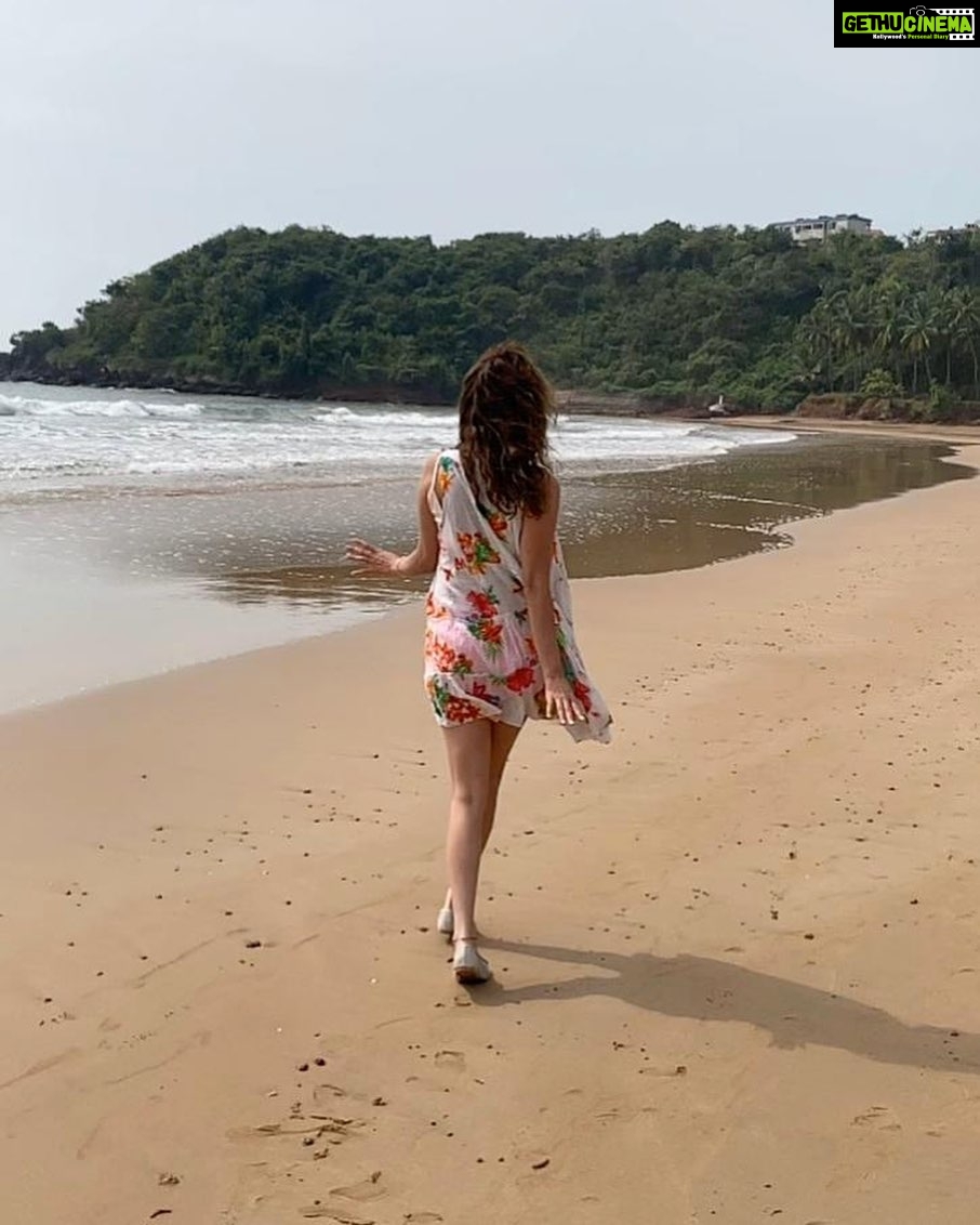 Sneha Ullal Instagram - Let it go Let it be Let it flow Let it show If its meant to be, it will be