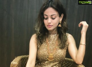 Sneha Ullal Instagram - Dolled up with the help of @shillpapuriidesignerjewellery @disha_nimi 🌷💕