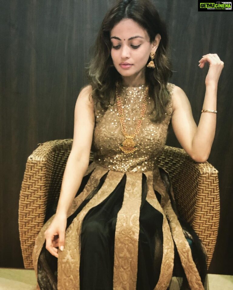 Sneha Ullal Instagram - Dolled up with the help of @shillpapuriidesignerjewellery @disha_nimi 🌷💕