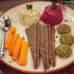 Sneha Ullal Instagram - My fav - Hummus & Falafel with gluten free crackers at Farmers Cafe Bandra.