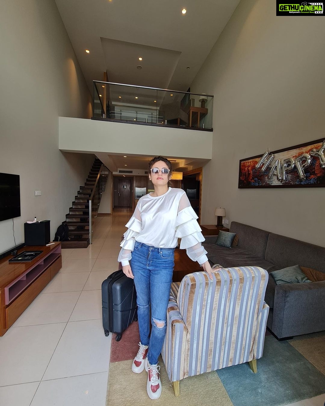 Sneha Ullal Instagram - My home in Hyd,a perfect blend of luxury & homeliness.The #duplex at @oakwoodresidencekapilhyderabad is by far the best room ive stayed in all through my career in Hyd.Its become my home now.All the rooms here are super spacious and has got all the amenities to make me feel at home.Thank you @stayoakwood for taking such good care of me.Until we meet again. π¨ π¨ π¨ π¨ π¨ #snehaullal #serviceapartment #luxury #duplex #hyderabad Oakwood Residence Kapil Hyderabad