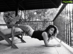 Sneha Ullal Instagram - Is this yoga? 🤪
.
.
Crazy moment snapped by who else? @sarathshetty 📸