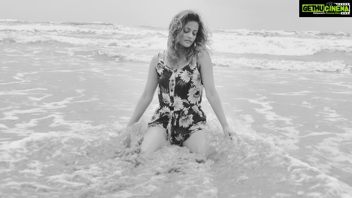 Sneha Ullal Instagram - Pari hun mein,Mujhe na choona..... . . 🎥 by Sarath Shetty . . @sarathshetty #keepitreal #touchmenot #snehaullal #worldphotographyday