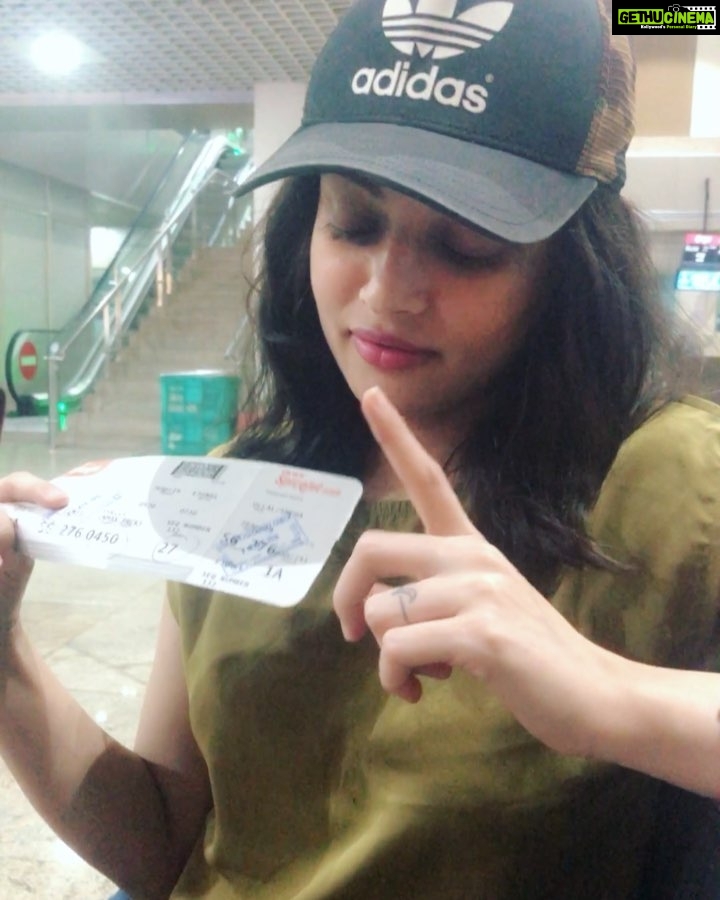 Sneha Ullal Instagram - 5am- Off to Jaipur and Ajmer for an event.I miss my Jet airways but @spicejetairlines is pretty cool as well. Mumbai Chatrapati Shivaji Aiport T1