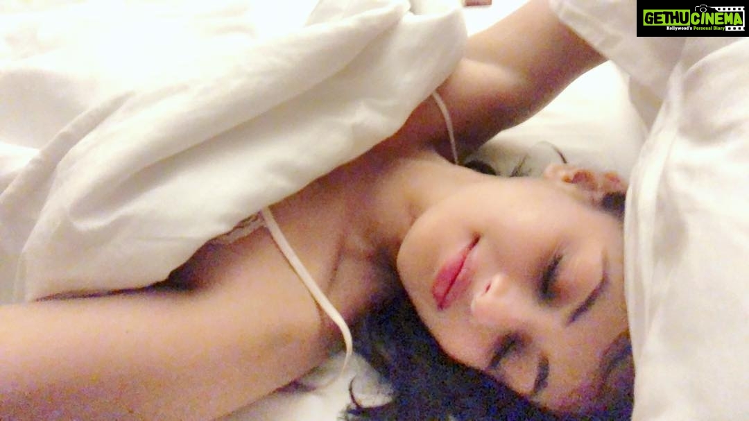Sneha Ullal Instagram - Goodnight good people 🌝
