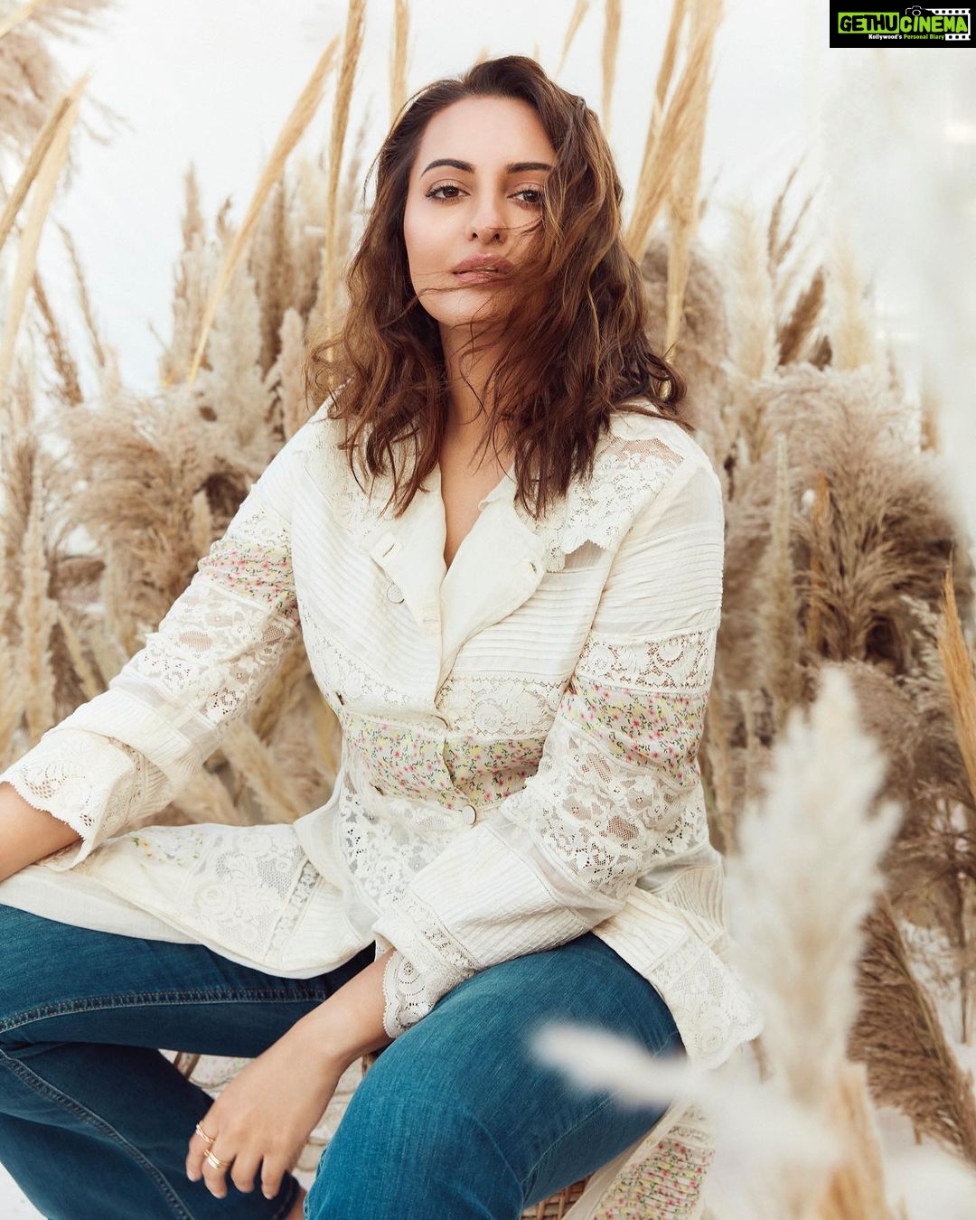 Sonakshi Sinha Instagram - Dreamy… @feminaindia Editor: @missmuttoo 📸: @kadamajay Art Director: @bendivishan Fashion Editor: @krishnahasleft ✍️: @kashika.saxena Make Up: @savleenmanchanda Hairstylist: @themadhurinakhale Fashion Coordinator: @ash_arunkumar Fashion Intern: @ritvimehta Media Consultant Agengy: @universal_communications