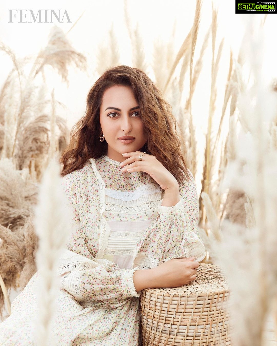 Sonakshi Sinha Instagram - Dreamy… @feminaindia Editor: @missmuttoo 📸: @kadamajay Art Director: @bendivishan Fashion Editor: @krishnahasleft ✍️: @kashika.saxena Make Up: @savleenmanchanda Hairstylist: @themadhurinakhale Fashion Coordinator: @ash_arunkumar Fashion Intern: @ritvimehta Media Consultant Agengy: @universal_communications