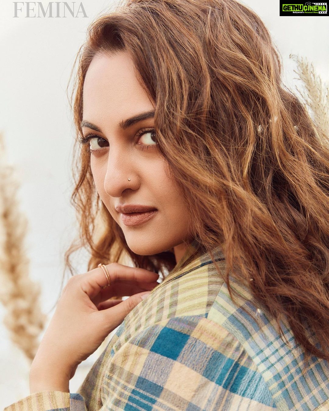 Sonakshi Sinha Instagram - Dreamy… @feminaindia Editor: @missmuttoo 📸: @kadamajay Art Director: @bendivishan Fashion Editor: @krishnahasleft ✍️: @kashika.saxena Make Up: @savleenmanchanda Hairstylist: @themadhurinakhale Fashion Coordinator: @ash_arunkumar Fashion Intern: @ritvimehta Media Consultant Agengy: @universal_communications