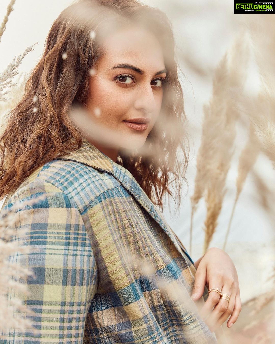 Sonakshi Sinha Instagram - Dreamy… @feminaindia Editor: @missmuttoo 📸: @kadamajay Art Director: @bendivishan Fashion Editor: @krishnahasleft ✍️: @kashika.saxena Make Up: @savleenmanchanda Hairstylist: @themadhurinakhale Fashion Coordinator: @ash_arunkumar Fashion Intern: @ritvimehta Media Consultant Agengy: @universal_communications