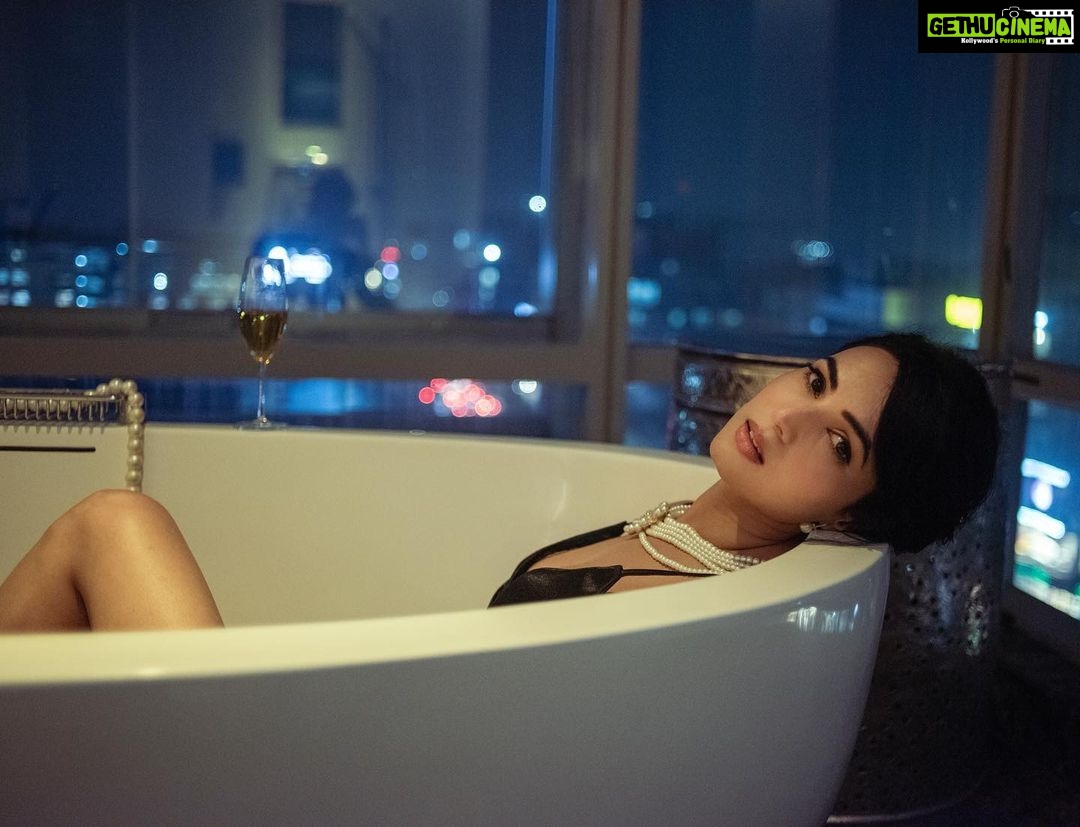 Sonal Chauhan Instagram - Expectations from a sunday β¦. π . . . . . . . . . . . . . . . . . . . . . . . . . . . . Styled by @rashmitathapa Shot by @akshay.rao.visuals Beauty @beautybymldnb Pearls @spillthebead Diamonds @arikatelier Assisted by @priyankaarik #love #sonalchauhan #gold #oldworld #charm #breakfastattiffanys #vibe #magic #photography #weekend #audreyhepburn #classic #sunday