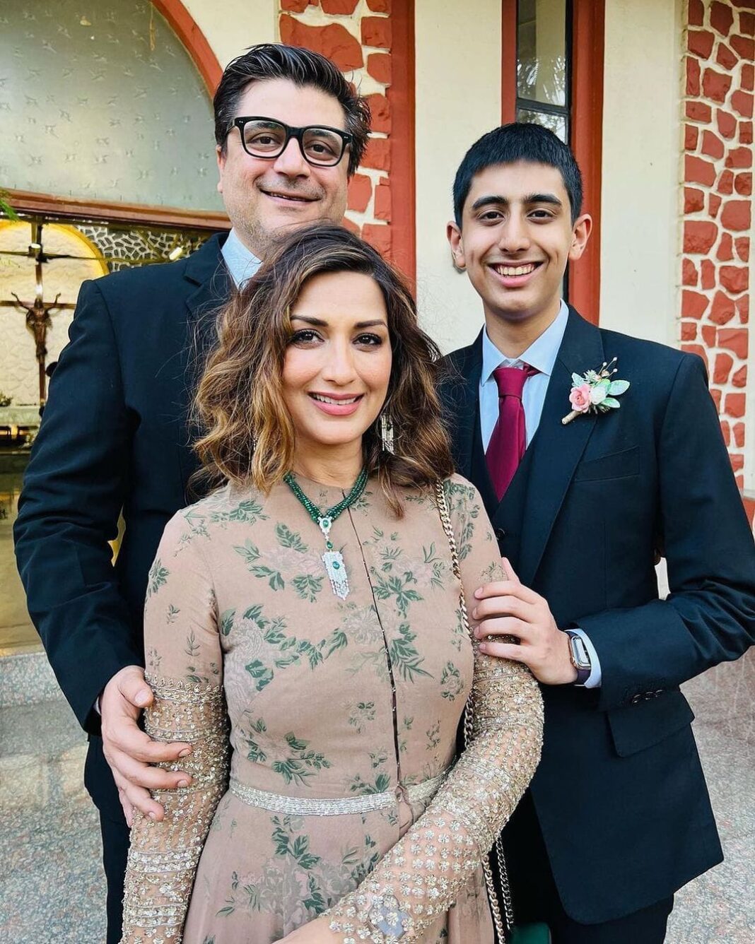 Sonali Bendre Instagram - 🌈🌞❤️ #weddingmass #familytime #newbeginnings #celebrations #godbless . . . #Repost @rockbehl • • • Amudas wedding😁