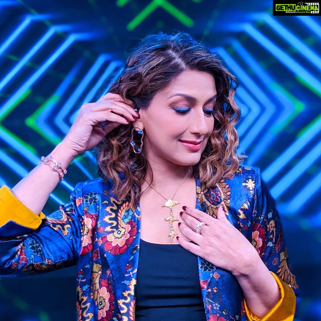 Sonali Bendre Instagram - Felt as colourful as my #ootd 💙🦋 #DIDLilMasters - Gethu Cinema Sonali Bendre Instagram - Felt as colourful as my #ootd 💙🦋 #DIDLilMasters - Gethu Cinema