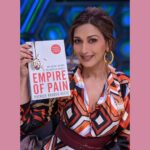 Sonali Bendre Instagram - The next book on SBC is something I've been wanting to read for a while now. It's Empire of Pain: The Secret History of the Sackler Dynasty, which is an award-winning biography written by journalist @praddenkeefe, who chronicles three generations of the Sackler family, the family behind the production of OxyContin, a painkiller which heavily contributed to the opioid epidemic. This book is especially intriguing for me because when I was going through my chemotherapy, I was given OxyContin for the pain, and I was so scared that I might get addicted to it. I had even told Goldie that I didn’t want to take it, but he said let’s first deal with this, then we’ll figure the next steps.  So yes, I am super eager to dive into this book, and I look forward to seeing you at the #SBCBookDiscussion! About the book: ☆ The book won the 2021 Baillie Gifford Prize for non-fiction and the Goodreads Choice Award for History & Biography. ☆ It was shortlisted for the 2021 Financial Times and McKinsey Business Book of the Year Award. ☆ It was also longlisted for the 2022 Andrew Carnegie Medal for Excellence in non-fiction, and was included in The Washington Post's '10 Best Books of 2021' list. #SBCBookOfTheMonth #EmpireOfPain