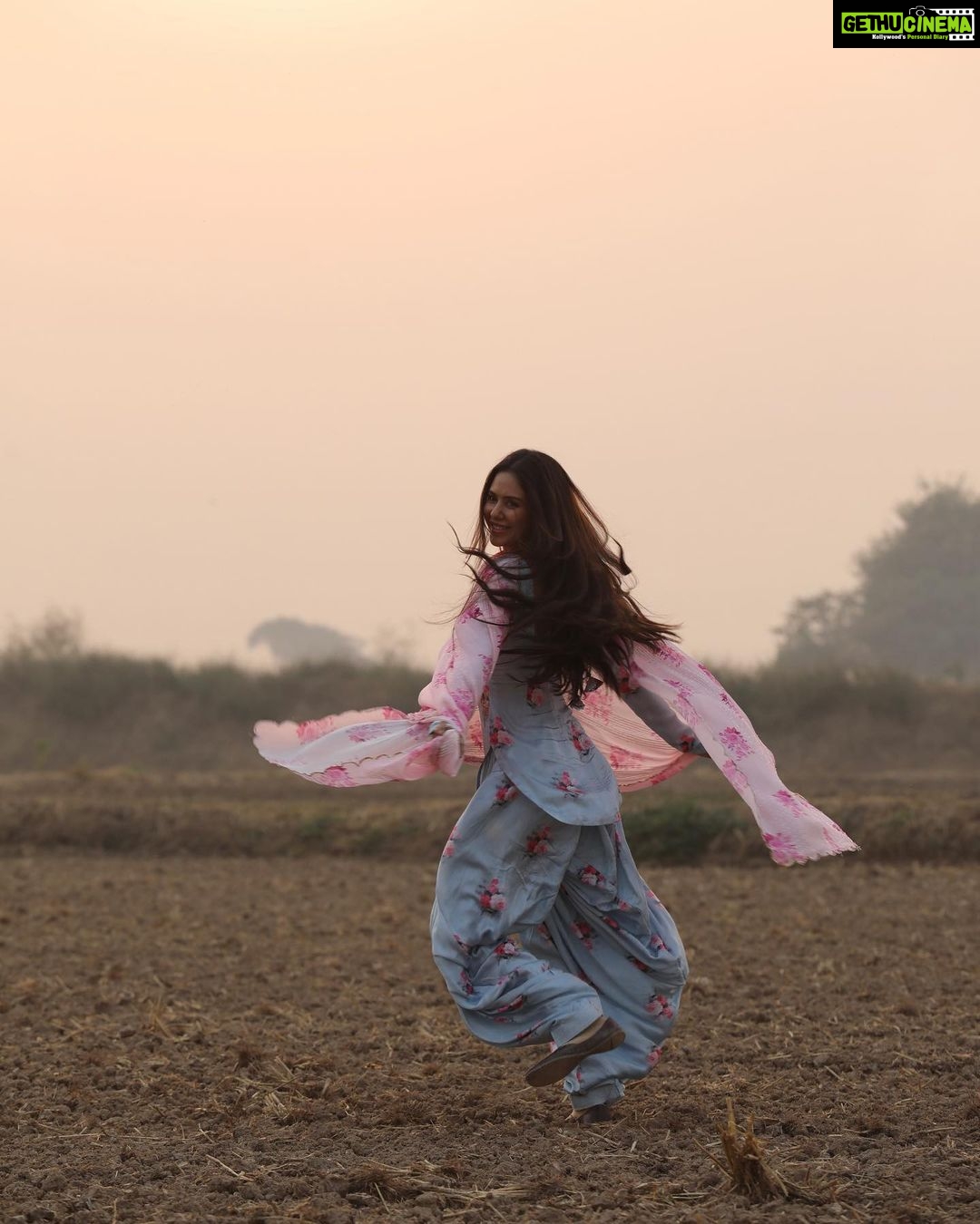 Sonam Bajwa Instagram - Kal nu….💐 You know what it is right?