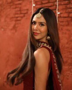 Sonam Bajwa Instagram - Le gya kaalja ❤️ Have you seen the song yet?