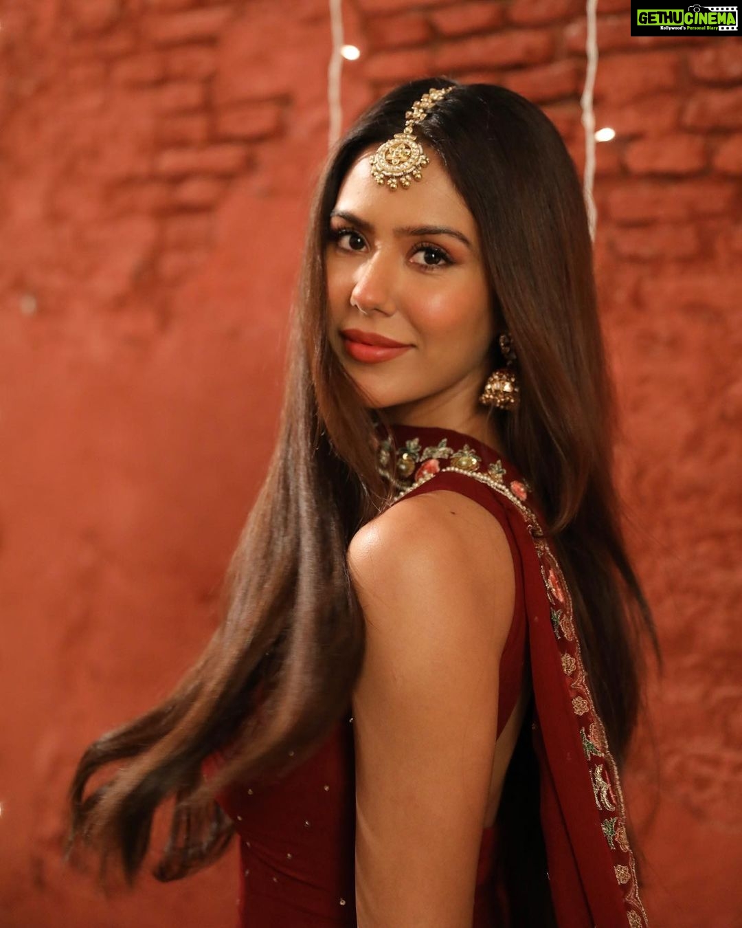 Actress Sonam Bajwa HD Photos and Wallpapers March 2022 - Gethu Cinema