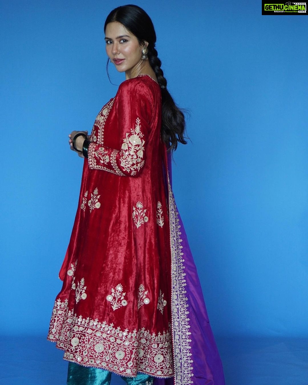 Sonam Bajwa Instagram - For ‘Main Viyah Nahi Karona Tere Naal’ Releasing worldwide 4th March 2022 Wearing @heenakochharofficial Earrings @silverhouse.co.in Make up @cocoballucci_ Hair @hairbyharrybajwa Styled by @rochelledsa @anishagandhi3
