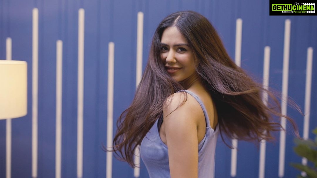 Sonam Bajwa Instagram - A product which I thoroughly rely on for strong, voluminous hair is HealthKart's HK Vitals Biotin. Here's why I trust this product to nourish my hair from within. And if you are seeing similar signs as me, you shouldn't be missing out on your daily dose of HK Vitals Biotin as well. Buy yours now from hkvitals.com. @healthkart @hkvitals
