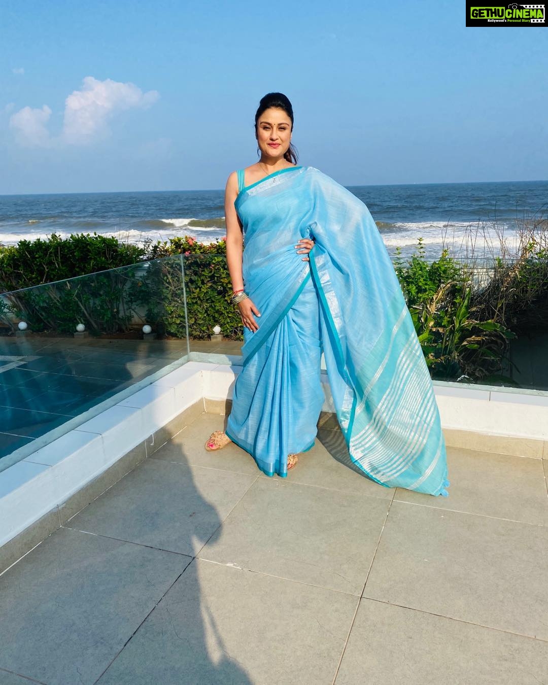 Sonia Agarwal Instagram - #shootmode #soniaagarwal #thegodman #zee5 #chennai #ocean