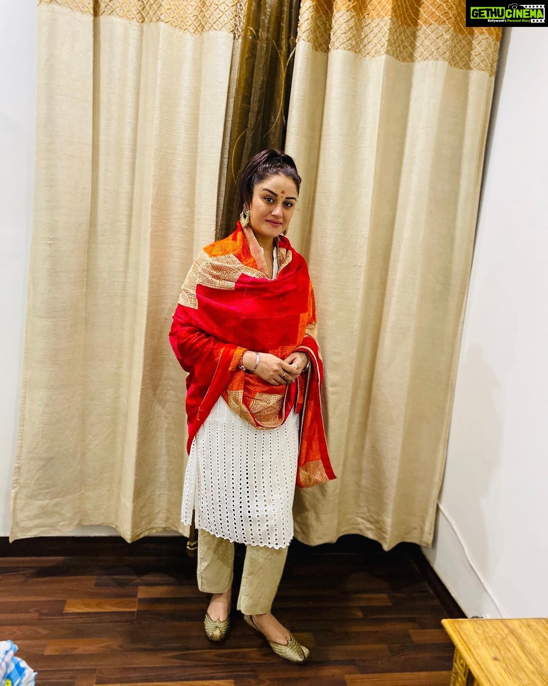 Sonia Agarwal Instagram - #friendswedding #soniaagarwal #home #family #pooja #kirtan
