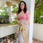 Sonia Agarwal Instagram - WHEN it Rains Look For Rainbows 🌈 ... WHEN it's Dark Looks For stars 🌟. @soniaaggarwal1 @mr_yogesh__official____ #soniaaggarwal #soniaagarwal #instagood #instapost #instaphoto #instalike