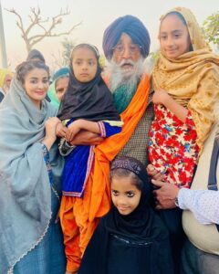 Sonia Mann Instagram - Sardar Simranjit Singh Mann with Biba Sonia Kaur Mann with little girls of village Mandiala wearing a Hijab. In Sikhism, it
Allows full Religious Freedom. Karnatka Muslims should visit the Punjab to assert and practice religious freedom as per the Constitution and the Sikh way of life. 
#karnataka #hijab 
@sardar_simranjit_singh_mann