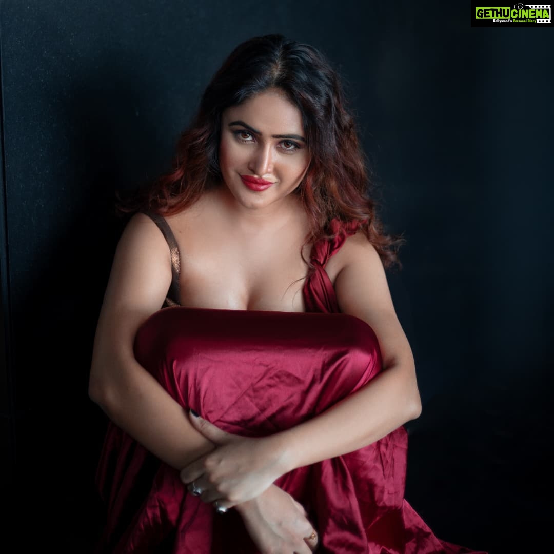 Sony Charishta Instagram - #😊🤗 . . . . . . . . . . . . . . . . #sonycharishta #explorepage #tollywood #mollywood ##sexiest #sexy #hot #hottest ##beautiful #fashion #actress #trending #gorgeous #pretty #bollywood #looks #bhfyp #wallpaper #hdwallpaper #santabanta #instagram #love #sexyoutfits