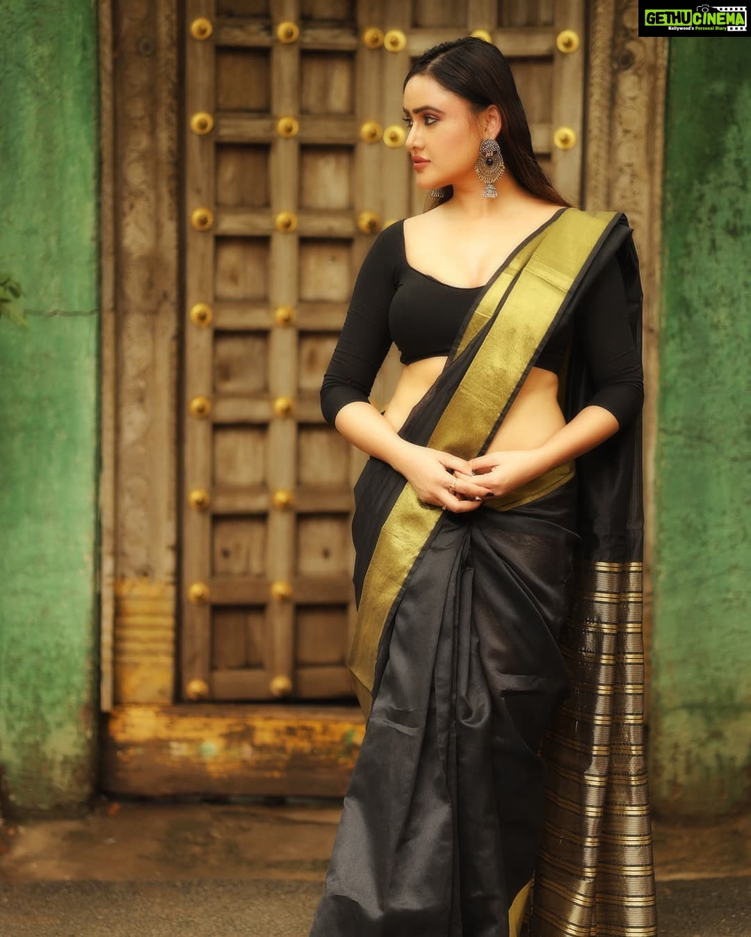Sony Charishta Instagram - #🖤🖤🖤 . .. . . . . . .#reels #saree #bloggerstyle #sonycharishta #love #sareefashion #sareeswag #sareelovers #sareeindia #sareeblousedesigns #sareesliks #designerwear #designersarees #lip #actress #angel #bangali #gujarati #southactress #southafrica #sareedraping #chenni #slik #put #traditionalwear #traditional #travelphotography #kerala #best