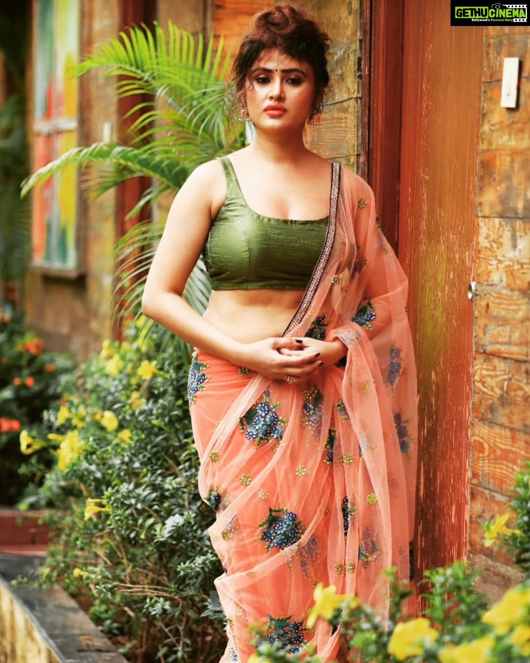 Sony Charishta Instagram - #ππ€ πΈπΈπΈπ. . . . . .. . . . . ..#reels #loveyourself #naturallight #naturephotography #blogger #sonycharishta #fashionstyle #face #fastion #instagood #instra #fashtionblogger #designerwear #design #blogger #beauty #bodypositive #explore #sareelove #saree #tbt #traditional #sareedraping #sareefashion